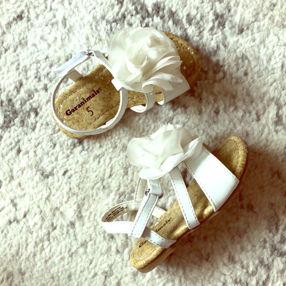 Excellent Condition White Flower Dress Sandals